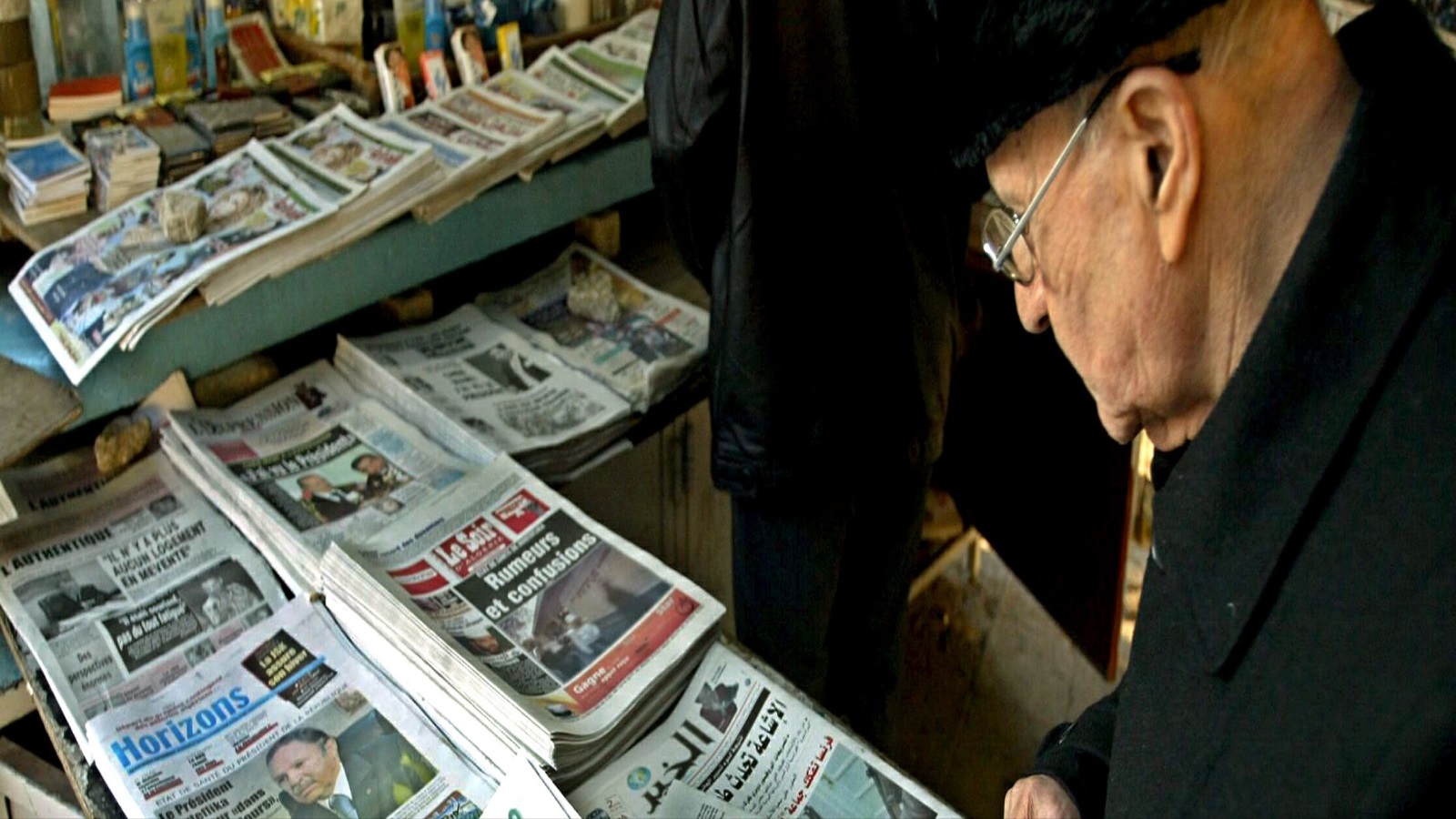 لا يمكن للشعب أن يقف في وجه الظلم أو أن يثور على من سلب حقوقه من غير الكتّاب الذين يرسمون له طريق الحرية