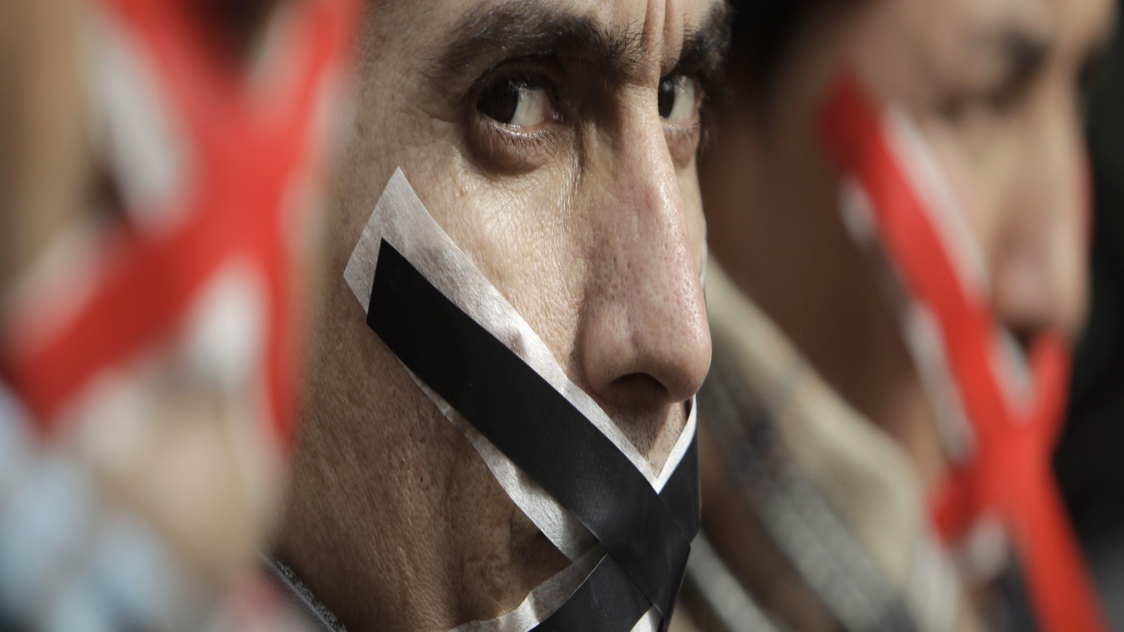 إن كان سكوت الكاتب وحياده جرم يستحق عليه أن يوصف بالجبن والخسة، فإن ركونه للحاكم الفاسد لهو خيانة لنفسه وشعبه وقلمه، فطالما نهضت الشعوب لصرخة من كتابها