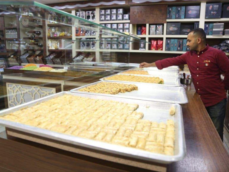 صاحب محل للمعجنات وتظهر البقلاوة في الصورة