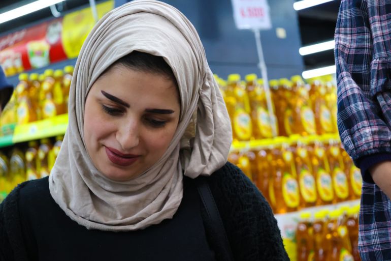 آية حسن متسوقة في أحد محلات وفر