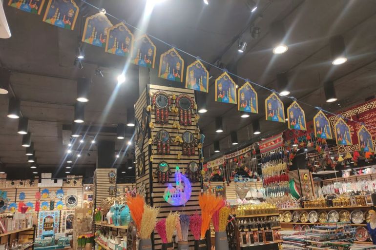 الفوانيس والأهلة في أسواق بغداد