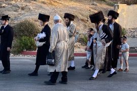 الحريديم يعارضون الخدمة العسكرية ويستبدلونها بدراسة التوارة والديانة اليهودية.