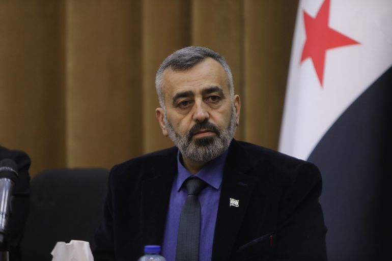 أكدت اللجنة التحضيرية لمؤتمر الحوار الوطني السوري، الخميس، أن المجموعات التي رفضت تسليم أسلحتها لن تتم دعوتها للمشاركة في المؤتمر، بما في ذلك تنظيم "بي كي كي/ واي بي جي" الذي يستخدم اسم "قوات سوريا الديمقراطية". جاء ذلك خلال مؤتمر صحفي عقدته اللجنة بالعاصمة دمشق، وأعلنت خلاله انطلاق أعمالها رسميا، غداة إصدار الرئيس أحمد الشرع، قرارا بتشكيلها. وفي رد على سؤال لمراسل الأناضول حول إمكانية دعوة تنظيم "واي بي جي" أو أي من امتداداته السياسية للمؤتمر، قال المتحدث باسم اللجنة حسن الدغيم: "من لم يسلم سلاحه لوزارة الدفاع، لن تتم دعوته للمؤتمر بالتأكيد". ( Bakr Al Kasem - وكالة الأناضول )