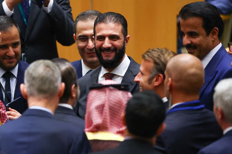 Syrian President Ahmed al-Sharaa (top, C) looks on as France's President Emmanuel Macron arrives for a United Nations Summit on Palestinians at UN headquarters during the United Nations General Assembly (UNGA) in New York on September 22, 2025. France and other countries prepared to recognize a Palestinian state as the UN's centerpiece diplomatic week got underway Monday, following a rash of Western governments in symbolically endorsing statehood and sparking Israel's wrath. (Photo by Angela WEISS / AFP) أمير دولة قطر الشيخ تميم بن حمد آل ثاني - الرئيس السوري أحمد الشرع - ماكرون - الأمم المتحدة - حل الدولتين