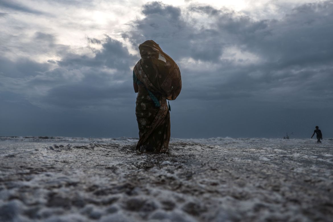 epa12486224 A devotee takes a dip in the sea water during the Chhath Puja festival at the Silver beach, in Mumbai, India, 27 October 2025. Chhath Puja is a Hindu festival dedicated to the worship of the Sun God, Surya, and Chhathi Maiya, observed by devotees seeking a prosperous life and goodwill among the community. EPA/DIVYAKANT SOLANKI