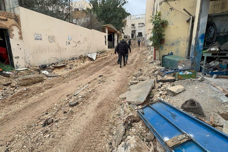 صورة ٦_ الجزيرة نت فاطمة محمود جنين فلسطين _ مواطنون من مخيم جنين يحاولن الوصول الى منازلهم لتفقدها_