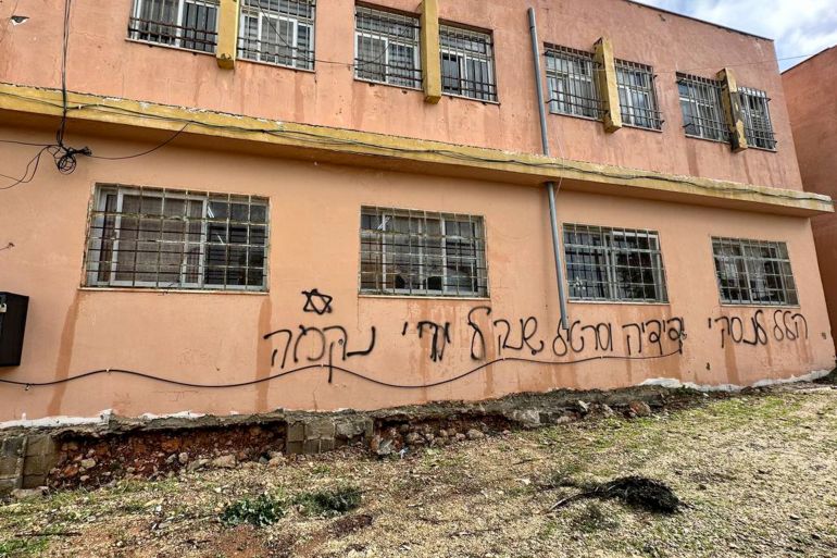 صورة ٢_ فاطمة محمود الجزيرة فلسطين جالود_ عبارات عنصرية كتبها مستوطنون على جدار المدرسة الداخلي في جالود جنوب مدينة نابلس