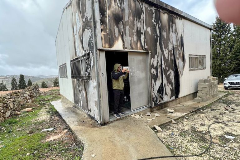 صورة ٣_ فاطمة محمود الجزبرة نت جالود فلسطين_ الاستاذ أنس شهاين مدرس في مدرسة جالود يوثق احراق مستوطنين لغرفه في المدرسة وكتابة عبارات عنصرية على جدرانها